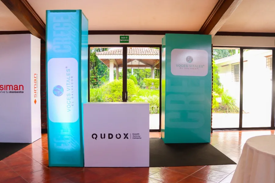 Un espacio de exhibición Oro armado para un foro anterior de AviatDo